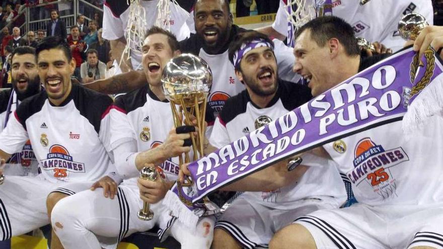 Varios jugadorees del Madrid con la Copa que conquistaron en 2015.