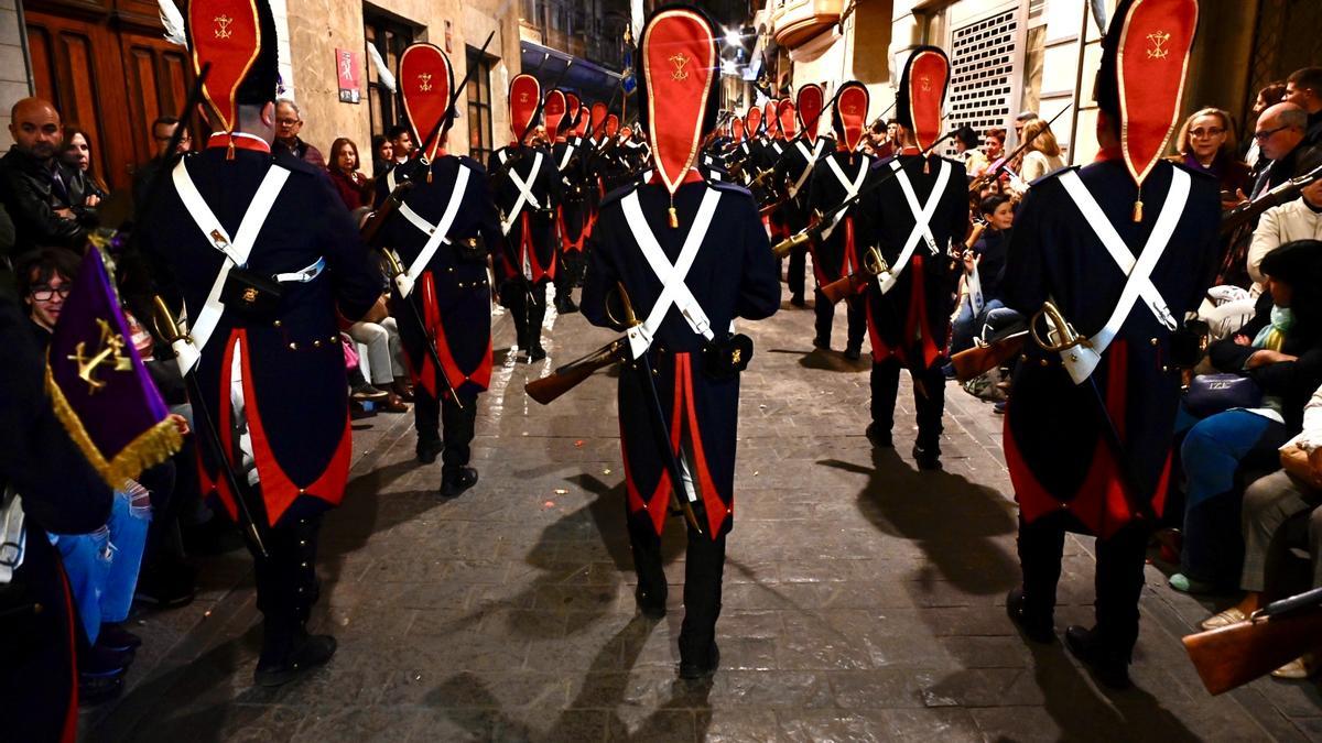 Granaderos, de espaldas, en una procesión de la pasada Semana Santa de Cartagena.