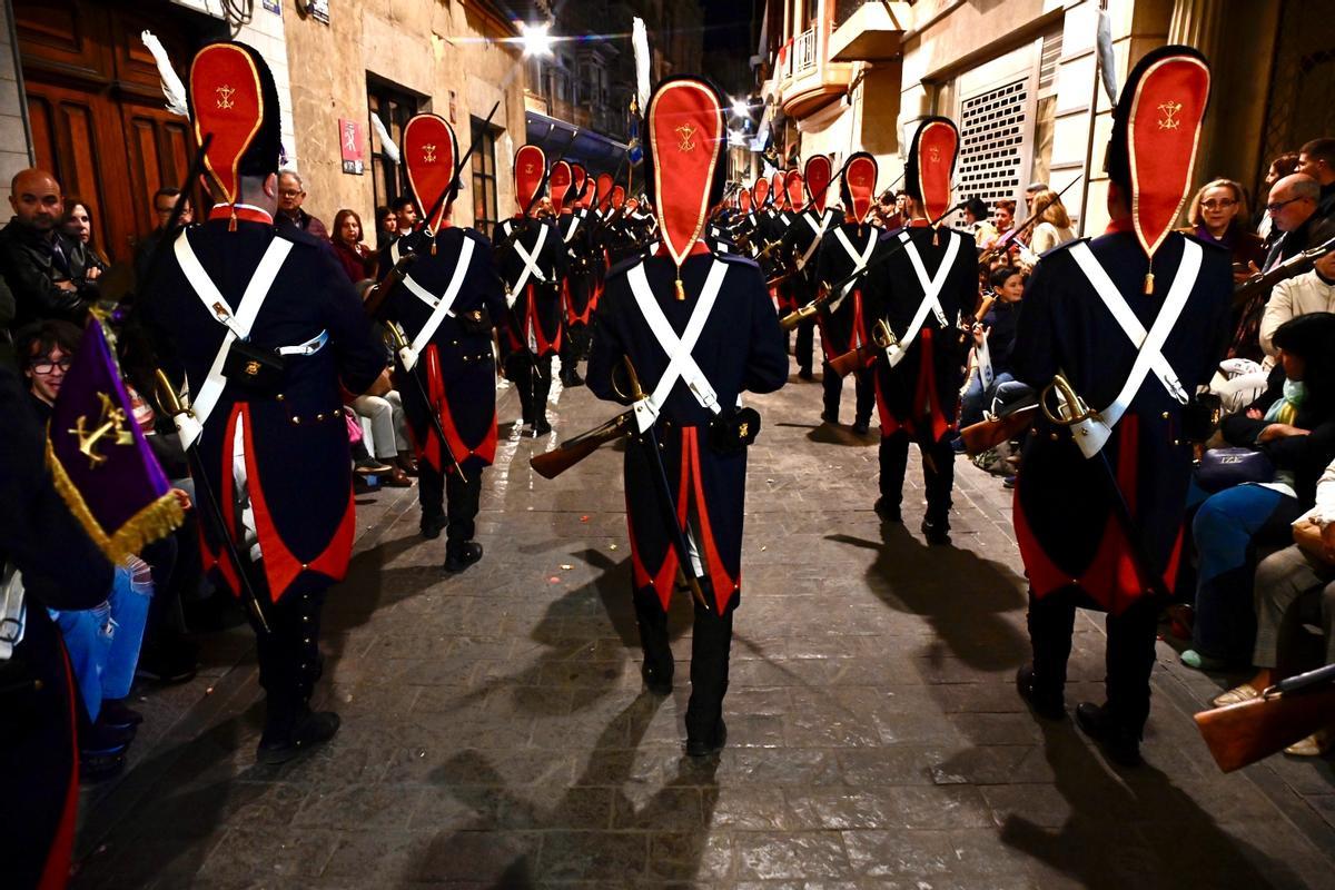Granaderos, de espaldas, en una procesión de una anterior Semana Santa de Cartagena.