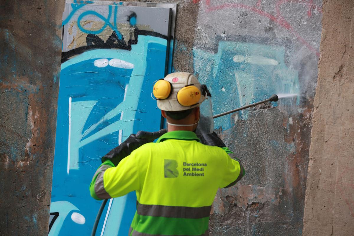Cinc dels deu punts calents de grafitis a Barcelona són en aquest carrer
