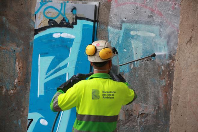 Cinc dels deu punts calents de grafitis a Barcelona són en aquest carrer