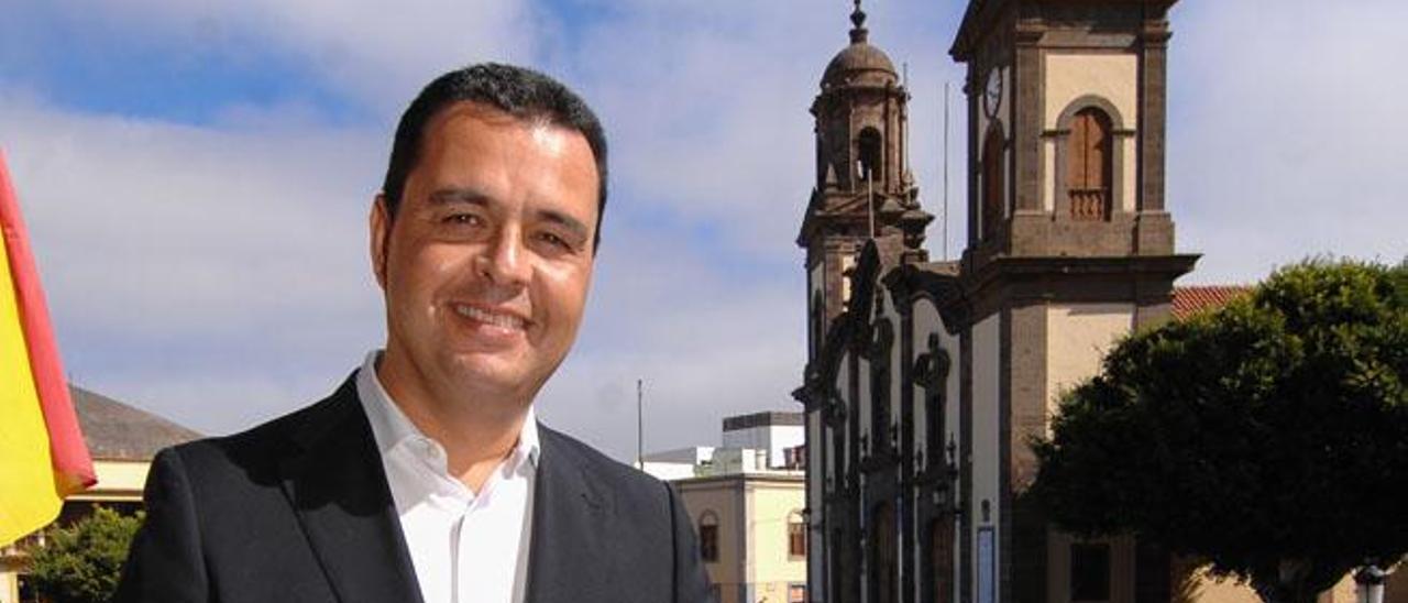 Pedro Rodríguez, ayer en el balcón del Ayuntamiento de Guía.