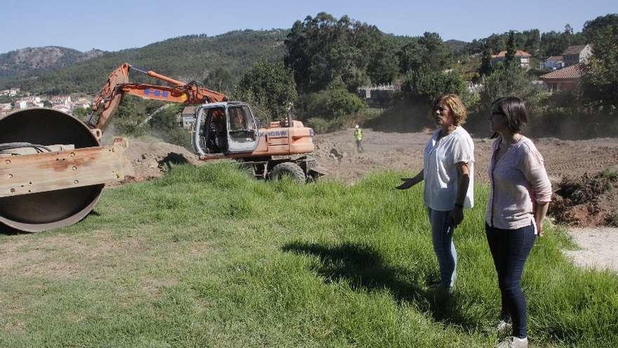 Los movimientos de tierras comenzaron ayer en el entorno del Igrexario de O Hío. // Santos Álvarez