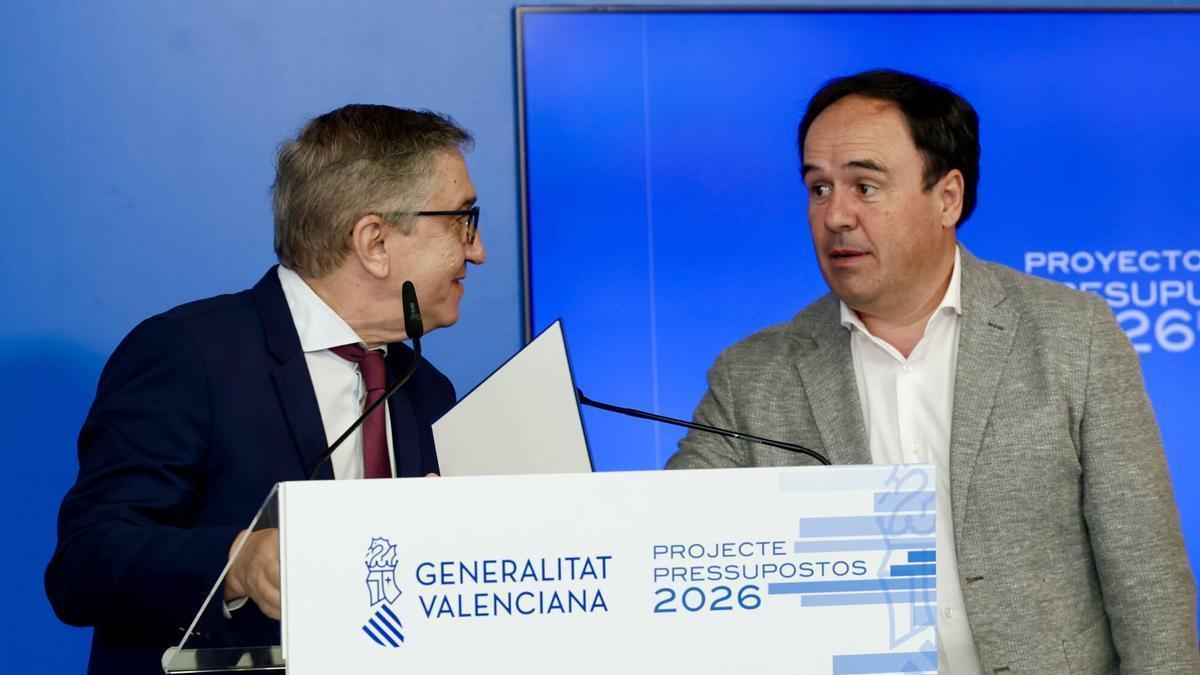 El conseller de Hacienda, José Antonio Rovira, habla con Juanfran Pérez Llorca en la presentación de los presupuestos, el viernes.