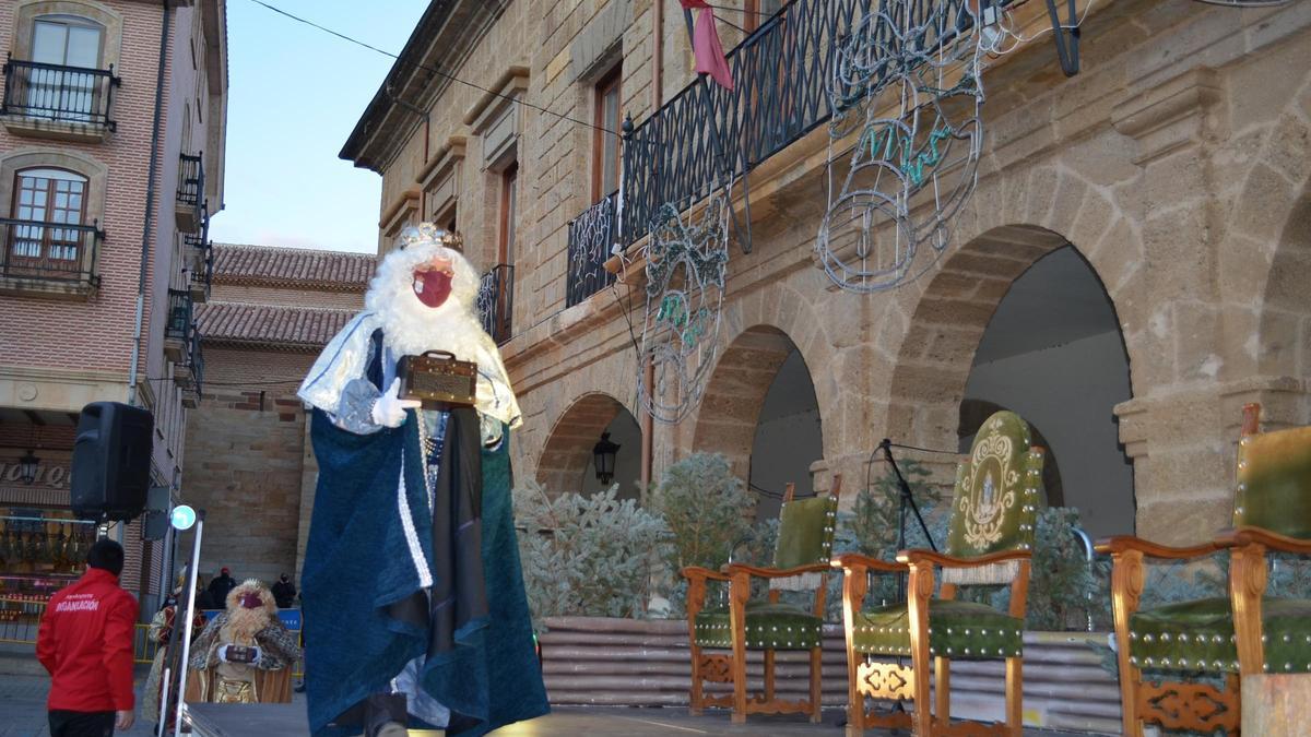 Los Reyes Magos reparten ilusión a los niños de Benavente y comarca. / E. P.