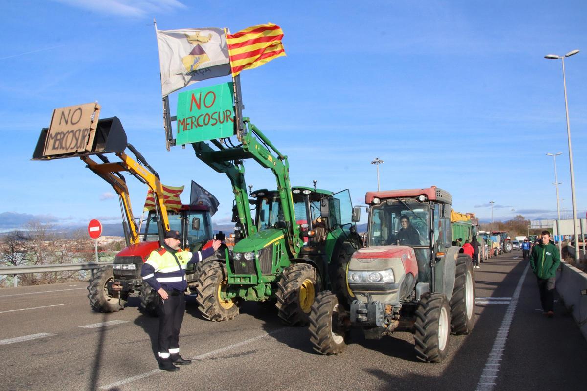 Manifestación de los agricultores en Tarragona, que han cortado los accesos al Port en protesta por el acuerdo de la UE con Mercosur.