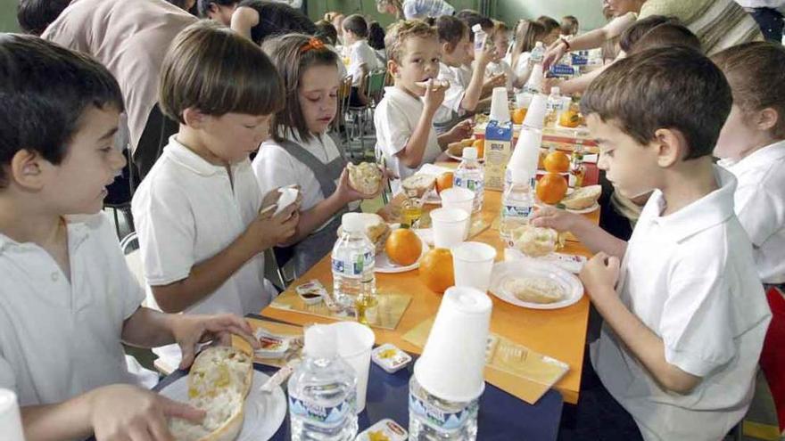 Escolares toman el almuerzo en un colegio de la provincia.