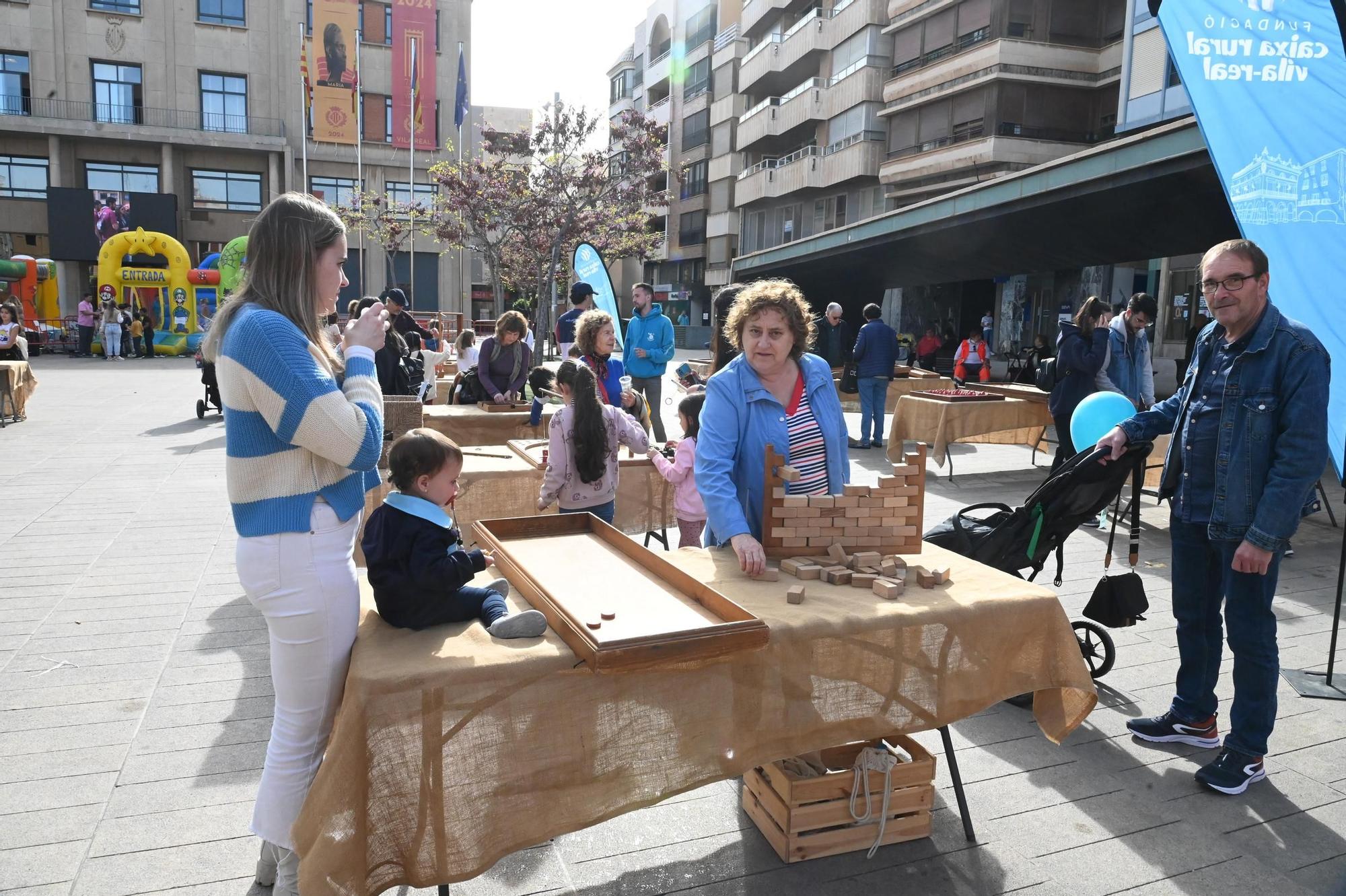 Los niños toman la plaza Major de Vila-real con juegos infantiles