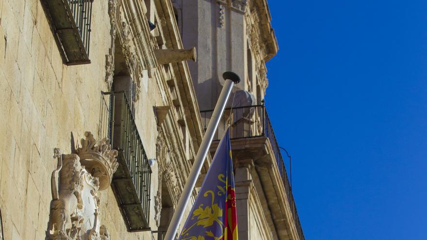 El PSOE impulsa un reglamento de lenguas que incluye bonificaciones por rotular en valenciano y una oficina de promoción lingüística