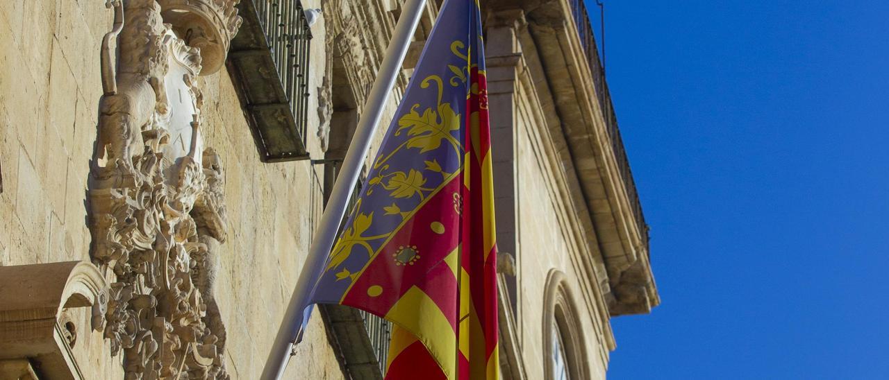 Banderas en la fachada principal del Ayuntamiento de Alicante