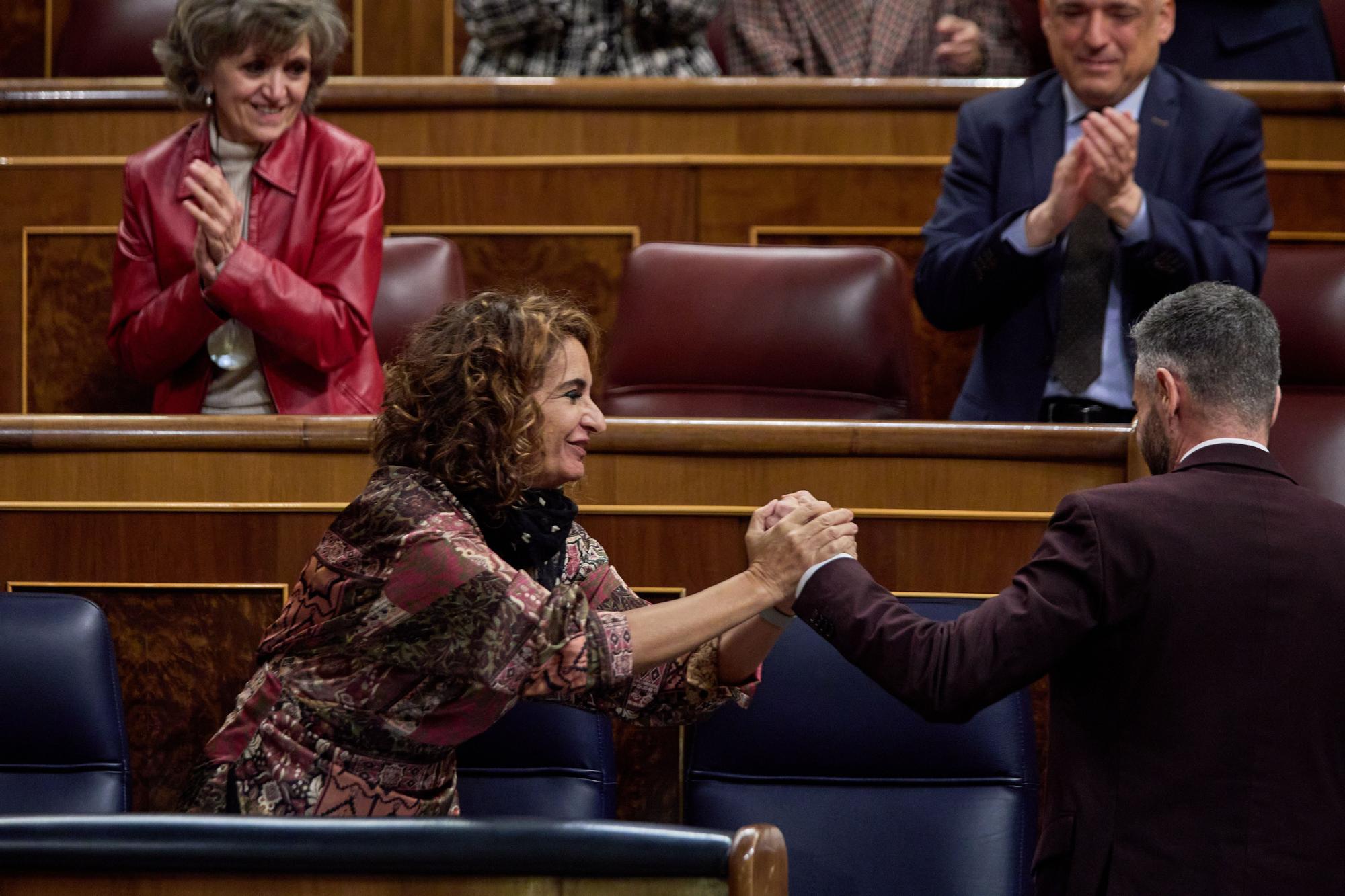 La ministra de Hacienda, María Jesús Montero, y el portavoz de la Ejecutiva Federal del PSOE, Felipe Sicilia, en una sesión plenaria en el Congreso de los Diputados, a 15 de diciembre de 2022, en Madrid (España).