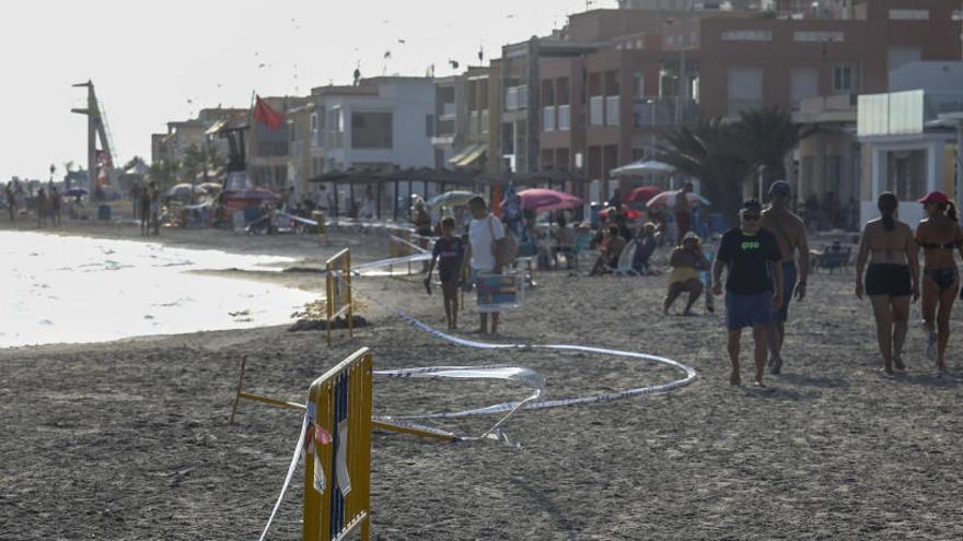 Un tramo de Playa Lisa cerrado a los bañistas después de un vertido de residuos en la playa este pasado verano.