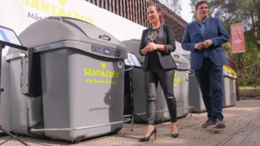 Patricia Hernández, en la presentación de los nuevos contenedores de basura.