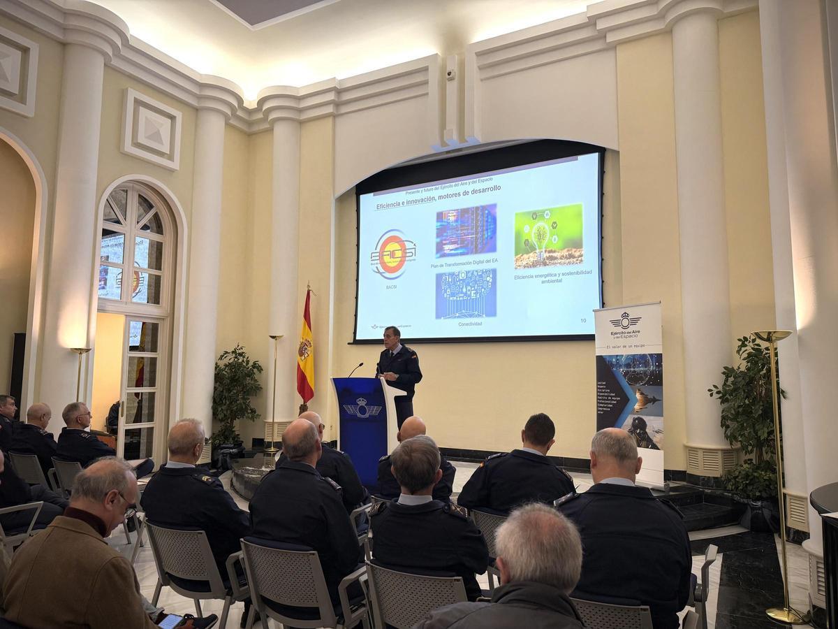 El general Francisco Braco, en su encuentro con la prensa.