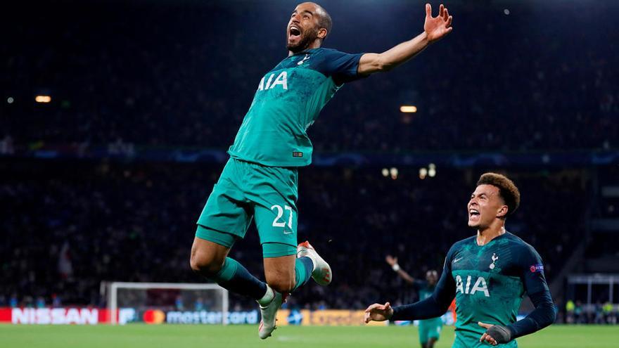 Lucas Moura salta para celebrar el tercer gol del Tottenham en Amsterdam. // Reuters