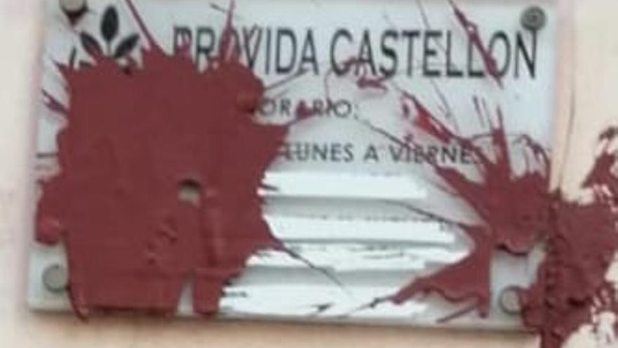 Atacan con pintura roja y huevos la sede de Provida en Castelló