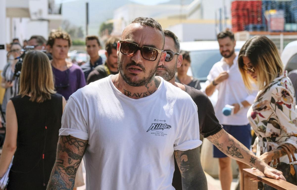 GRA302. IBIZA, 04/08/2017.- Dj Nano, a su llegada al velatorio del expiloto y trece veces campeón del mundo de motociclismo Ángel Nieto, fallecido ayer por las lesiones que sufrió en un accidente de quad el 26 de julio, que se ha abierto hoy en el tanatorio de Ibiza a las 15.00 horas. EFE/Sergio G. Cañizares. HORIZONTAL