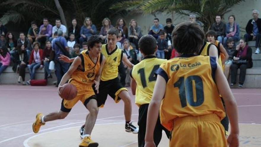 Imagen del partido de infantiles disputado ayer entre el Gran Canaria y el Heidelberg. i LUIS DEL ROSARIO
