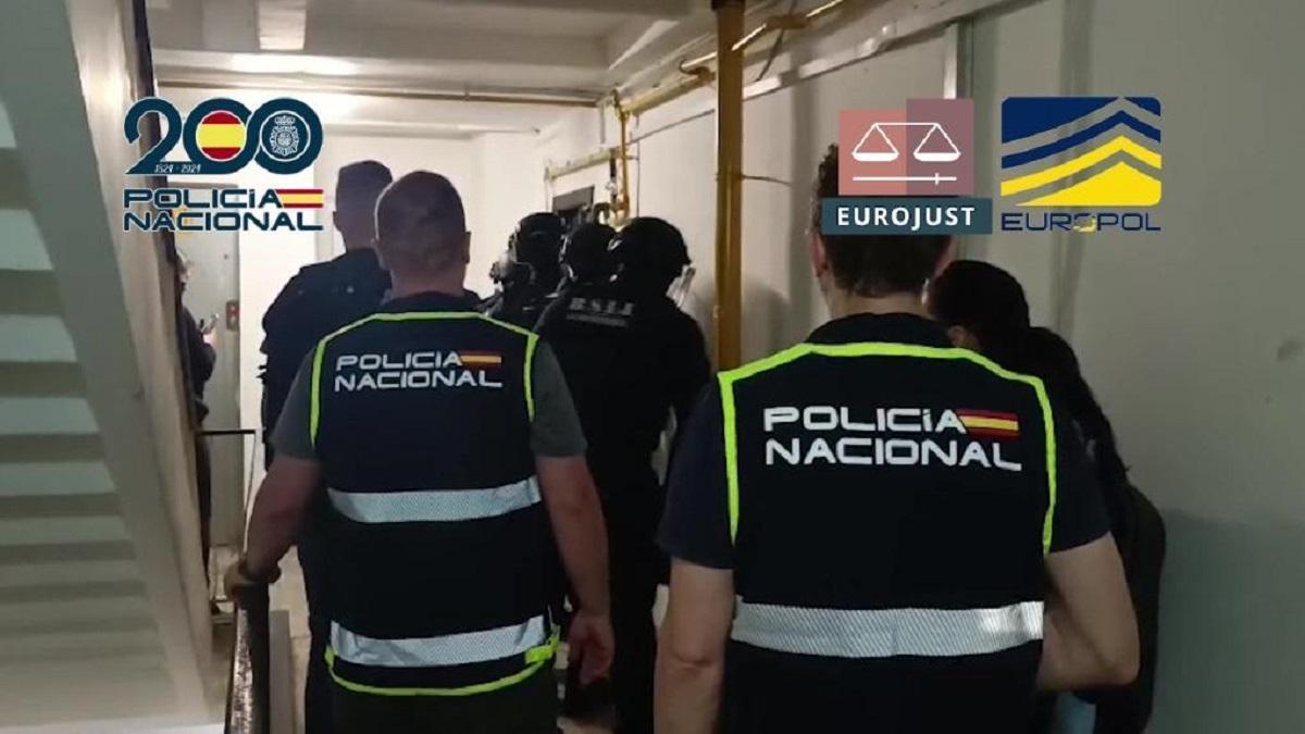 La Policía Nacional, en el momento de una de las detenciones de la operación.