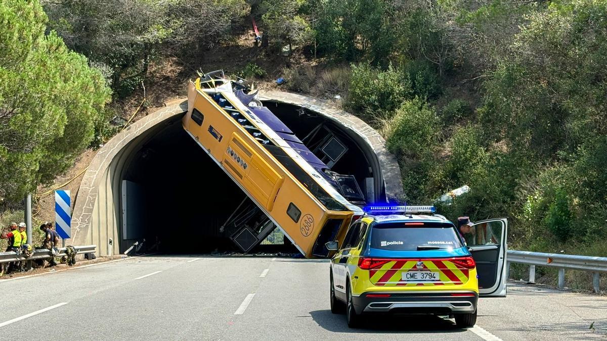 Un coche de Mossos, frente al autobús accidentado en la C-32.