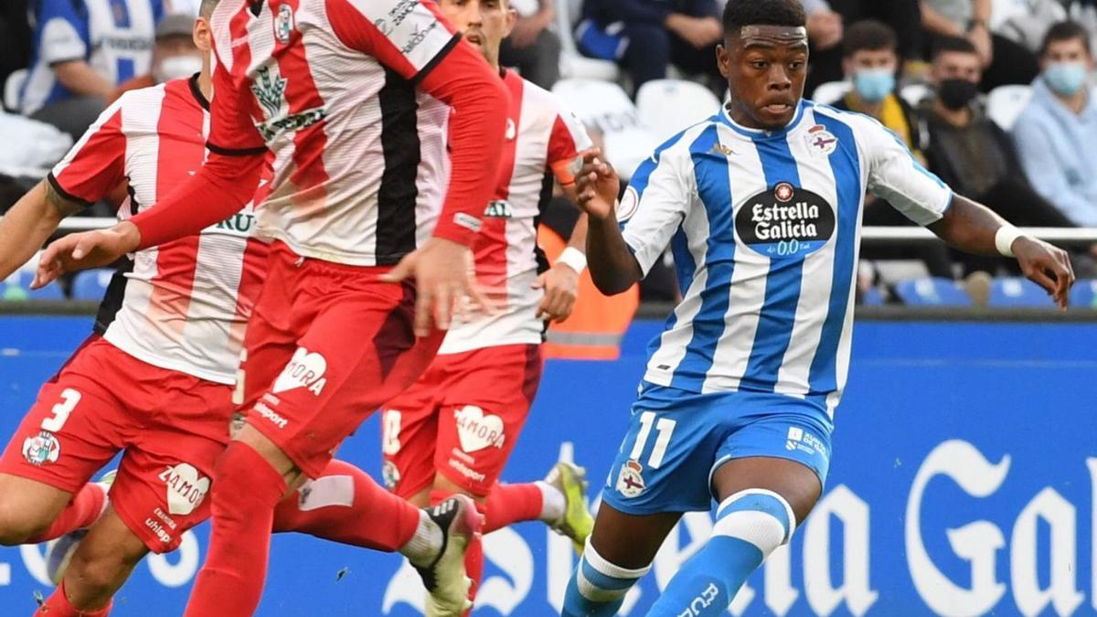 William, rodeado de jugadores del Zamora ayer en Riazor. |  // CARLOS PARDELLAS