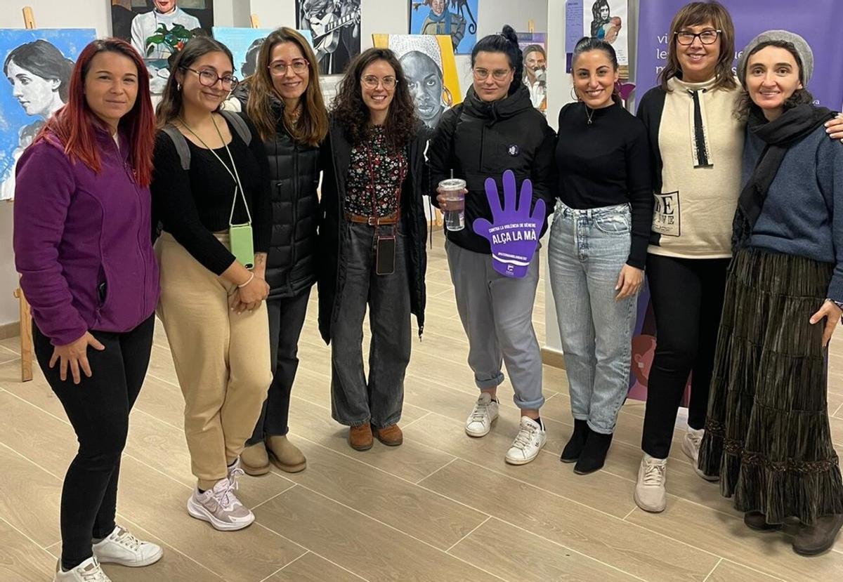 La concejala de Igualdad, Isabel Segura junto a mujeres participantes en un taller de radio en la Casa de la Dona de Paterna