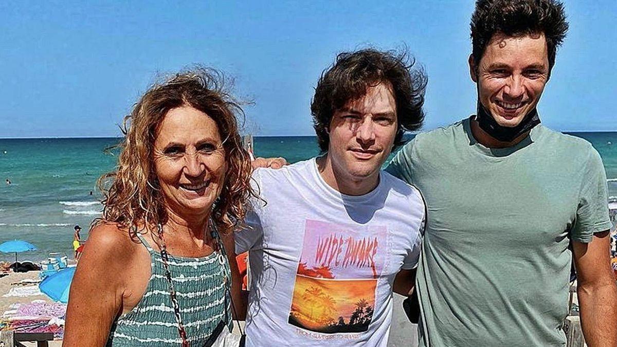 Jordi Cruz (centro) posa con Maria Antònia Gelabert y su hijo Jaume Perelló, dueños de Can Gavella.