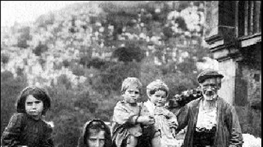 El cantero Pedro Lobo y sus cuatro hijos. Julio de 1912.