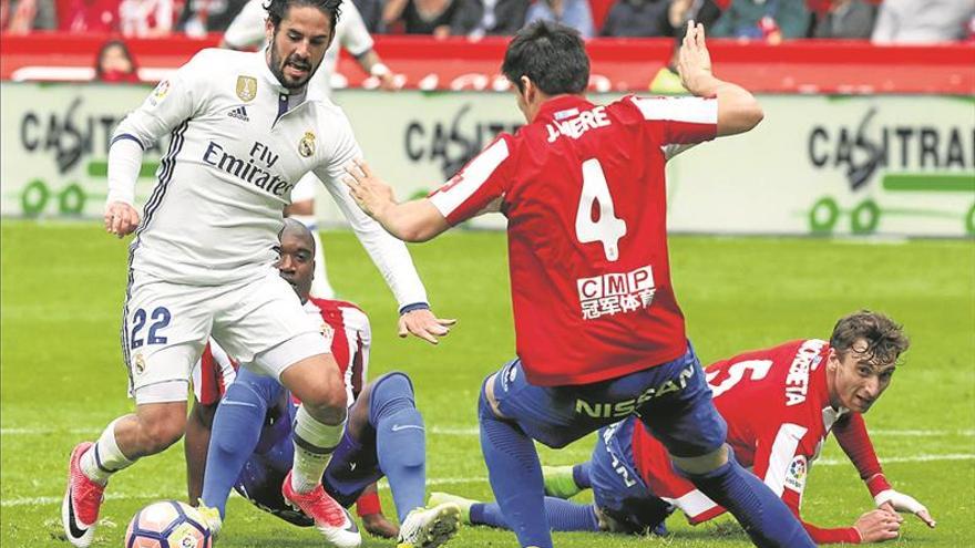 El Real Madrid remonta en el 90 en Gijón con un Isco estelar