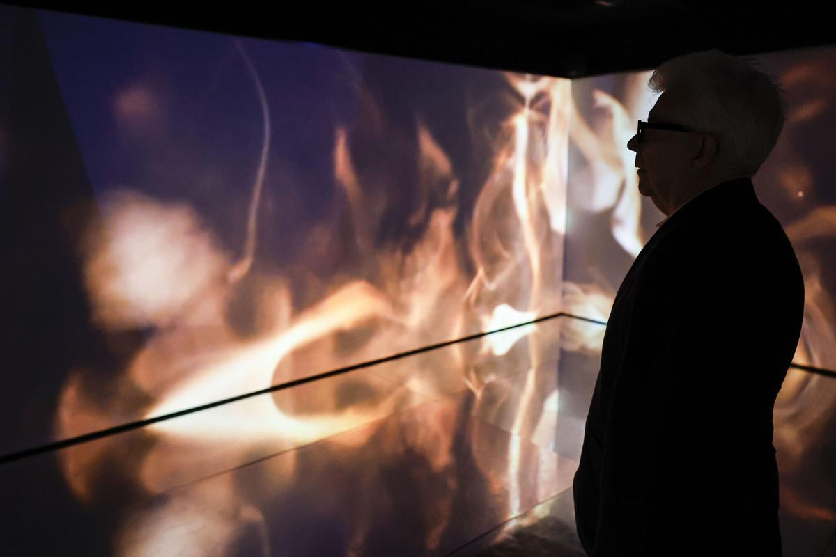 MADRID, 09/10/2025.- El escritor británico Ken Follett, que presenta este jueves en Madrid su nueva novela, 'El círculo de los días', en la que se adentra en los misterios de la construcción del monumento neolítico Stonehenge (Inglaterra), inaugura además una experiencia inmersiva que recrea el universo de la novela. EFE/ Mariscal