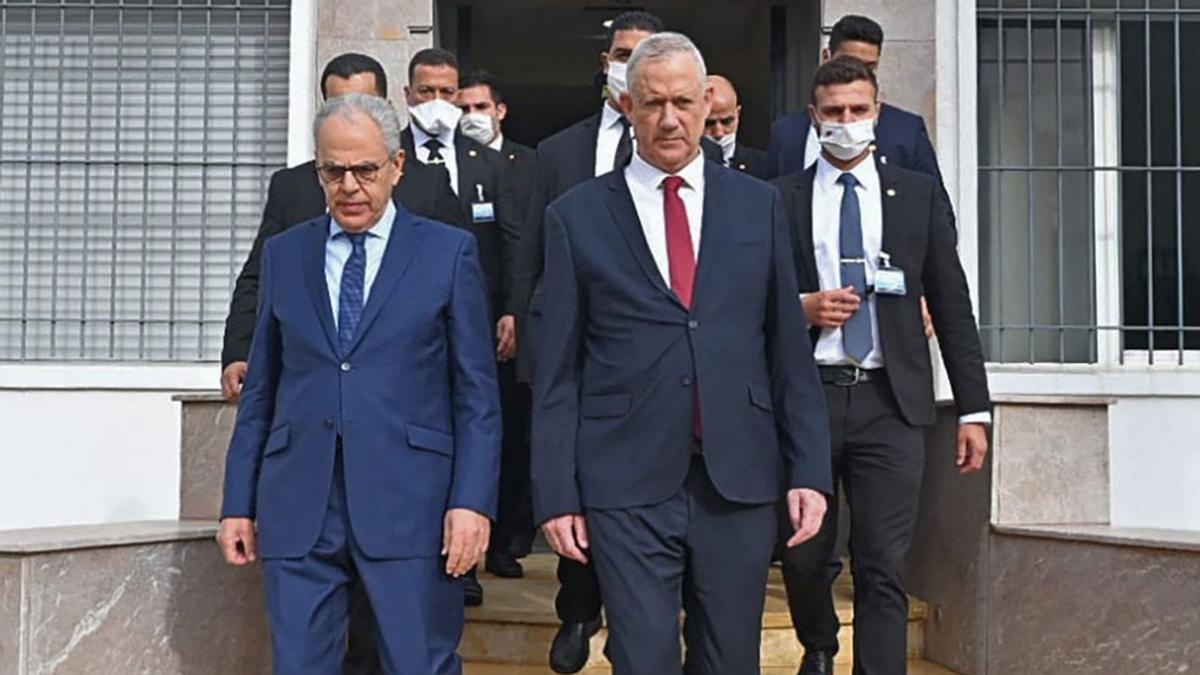 Gantz, llavors ministre israelià de Defensa, i Loudiyi, el seu homòleg marroquí, a Rabat el 2021.  |  ARIEL HERMONI / AFP