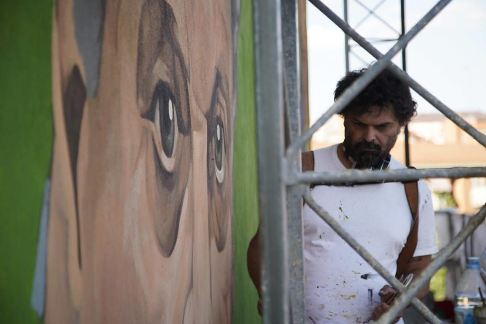 Carlos Adeva junto a su mural de Antonio Pedrero.