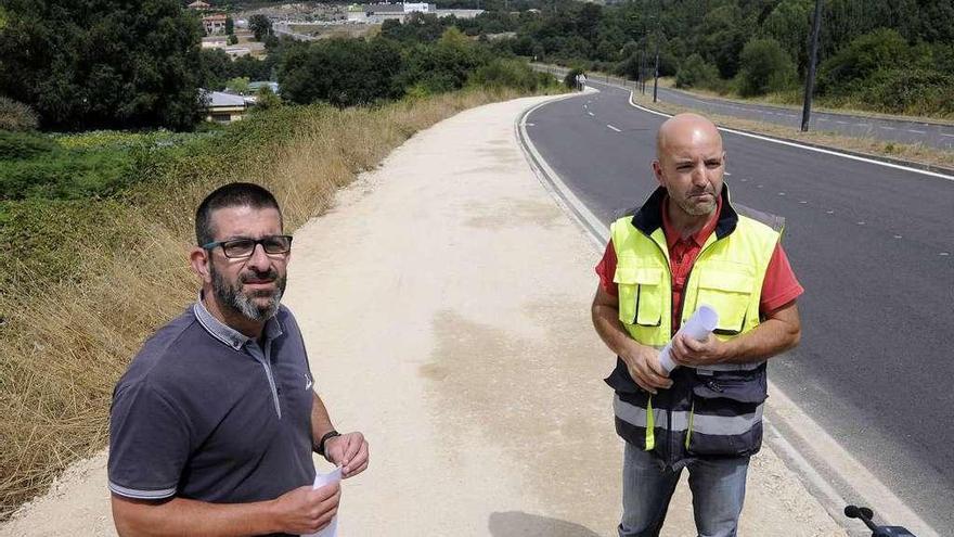 Vilariño visitó ayer las obras acompañado del técnico municipal Ramón Galego. // Bernabé/Javier Lalín