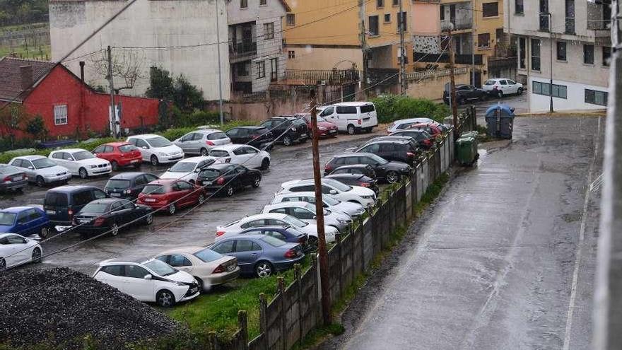 El tramo a acondicionar comienza junto al campo de fútbol y termina en la Avenida da Coruña. // G.Núñez