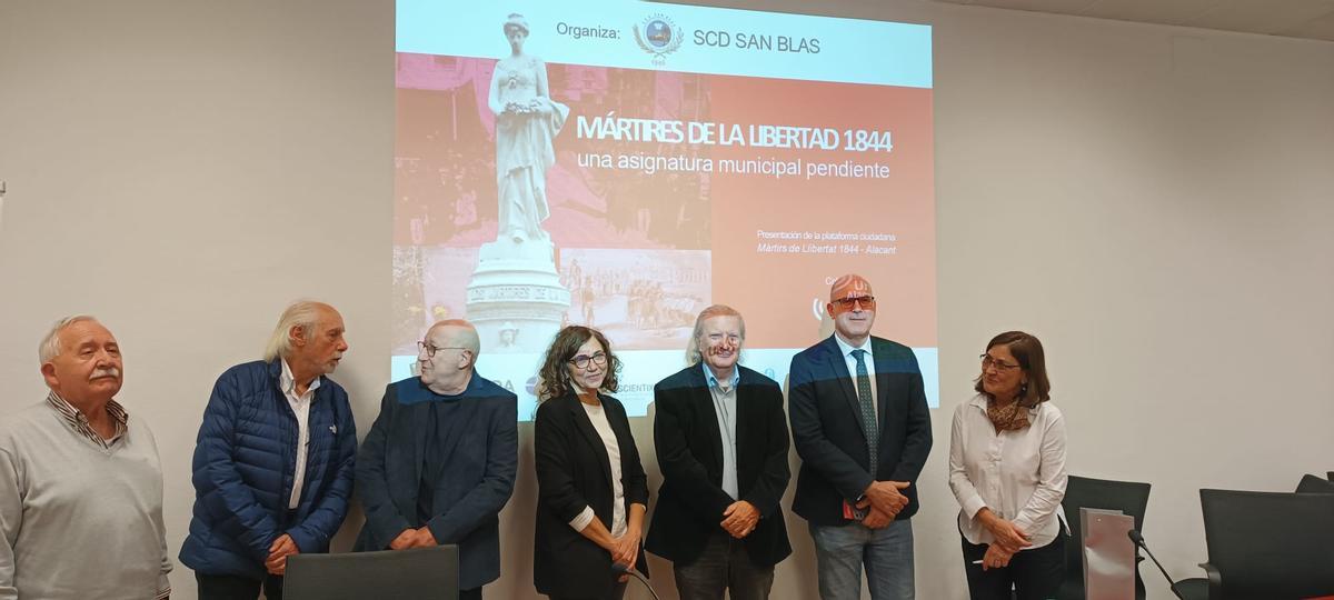 El vicealcalde de Alicante, Manuel Villar, en la imagen junto a los impulsores de la iniciativa y de la concejala socialista Trini Amorós.