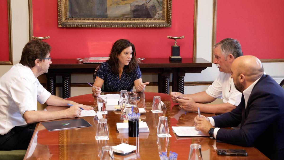 Reunión en María Pita de la alcaldesa de A Coruña con los regidores de Arteixo y Oleiros para tratar el área metropolitana