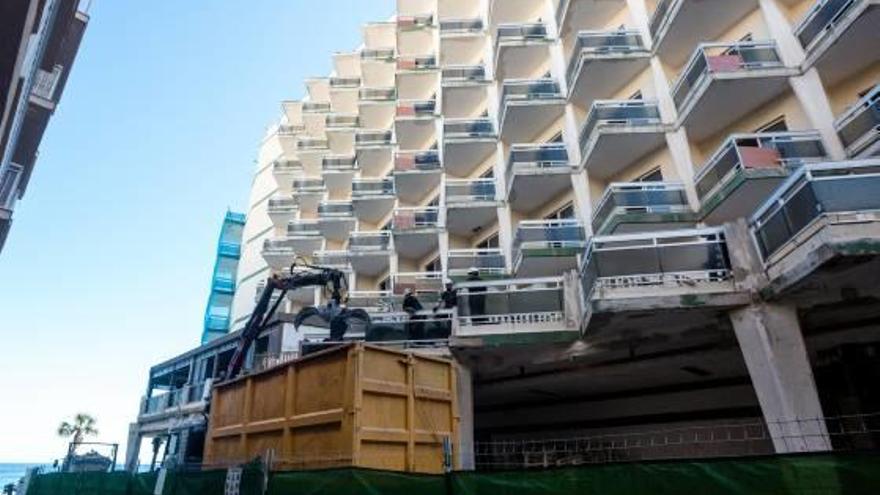 Los operarios que están trabajando ya en la limpieza, arreglo de fachada y refuerzo de la estructura del hotel Selomar, en dos imágenes tomadas la tarde de ayer.