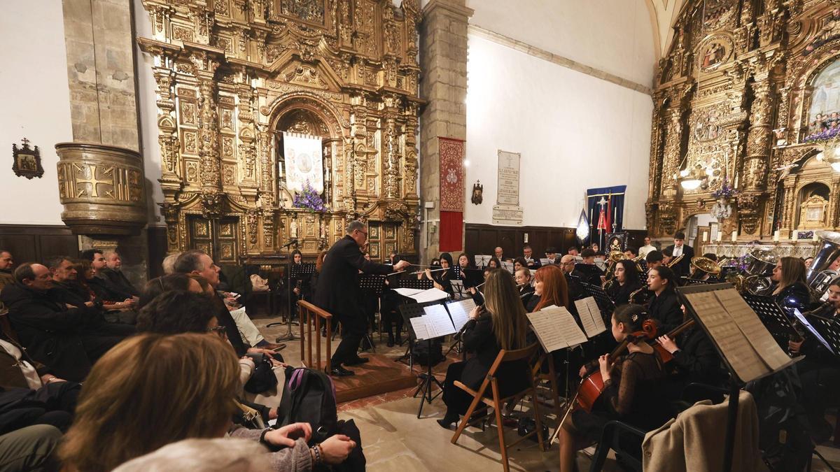 EN IMÁGENES: Estreno del himno del Socorro de Luanco con la banda Maestro Lupi de Benavente