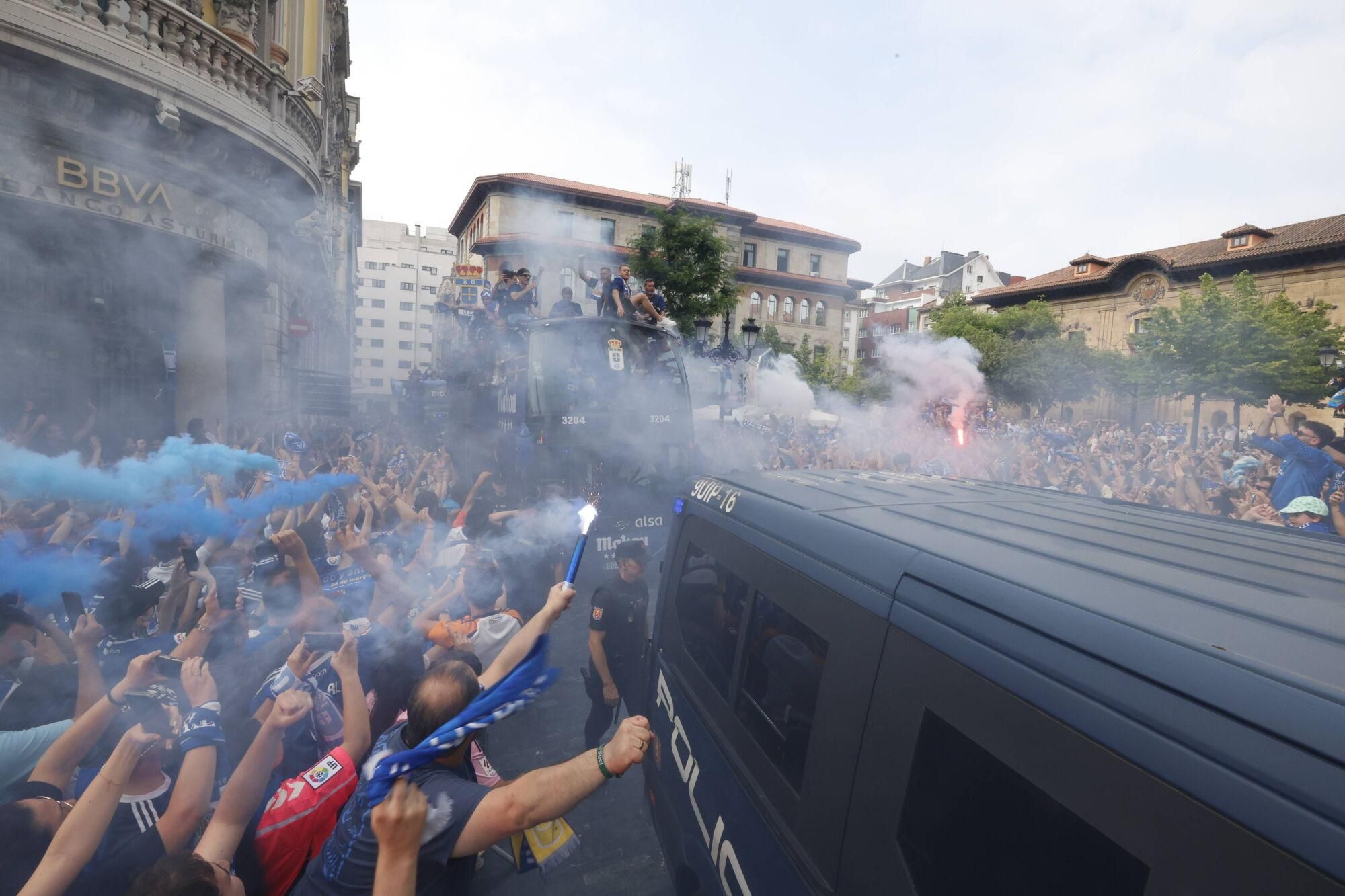 Locura azul en las calles de Oviedo para celebrar el ascenso del equipo a Primera División