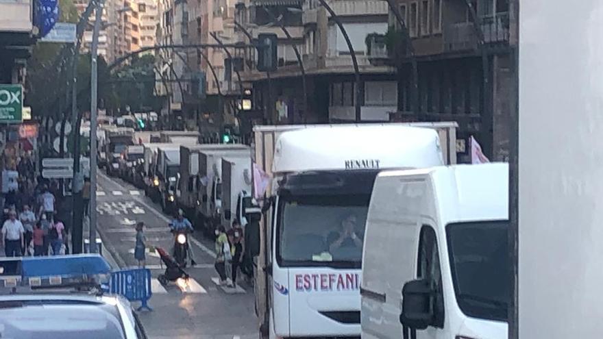 Miles de vehículos reclama en Murcia la apertura de la venta ambulante