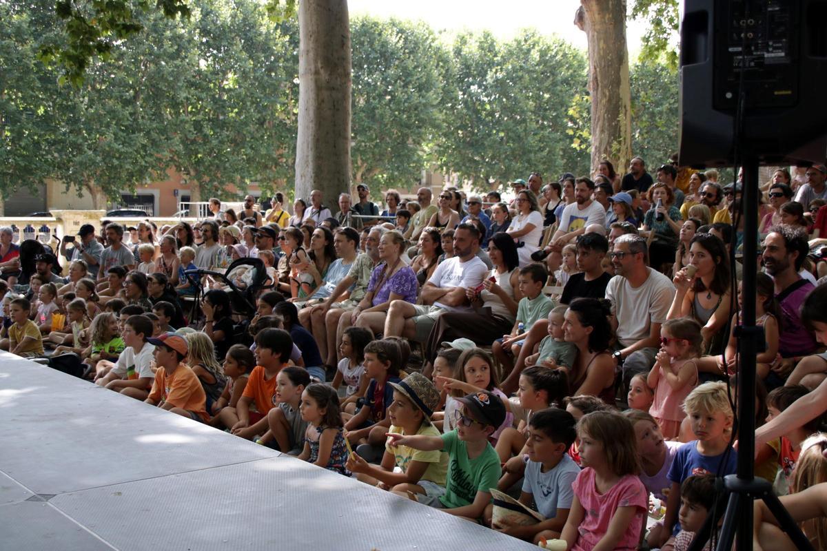 Clowns, malabaristes i trapezistes omplen la Bisbal a la Fira del Circ al Carrer Clowns, malabaristes i trapezistes omplen la Bisbal a la Fira del Circ al Carrer