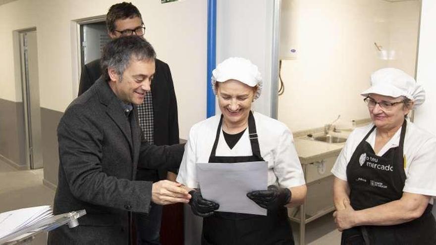 Xulio Ferreiro y Alberto Lema, con vendedoras del mercado de Elviña ante los nuevos obradores.