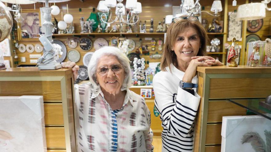 Las hermanas Margaret y Mercedes Arias Barcón, ayer, en «La Economía». | Mara Villamuza