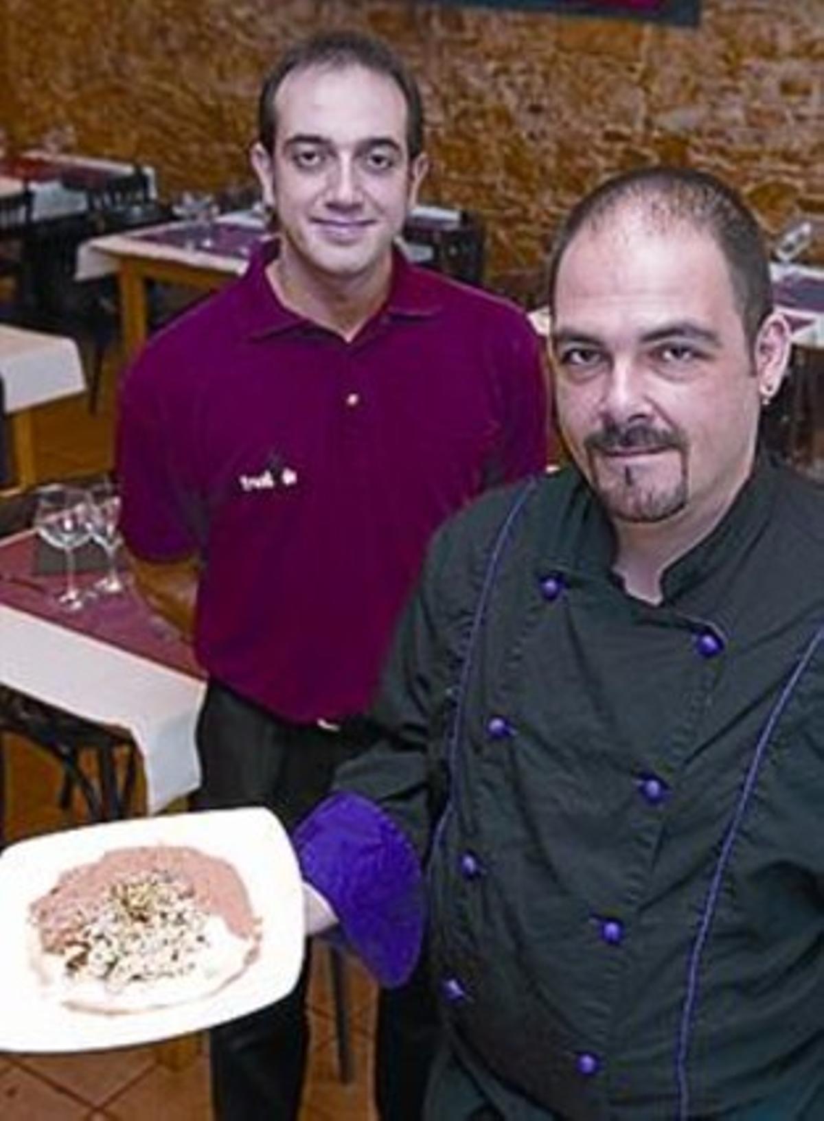 Isaac Salmerón i Manu López, que mostra el plat. Isaac Salmerón i Manu López, que mostra el plat.