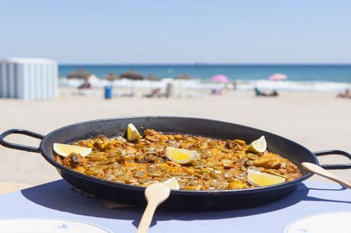 Imagen de archivo de un una paella en la playa
