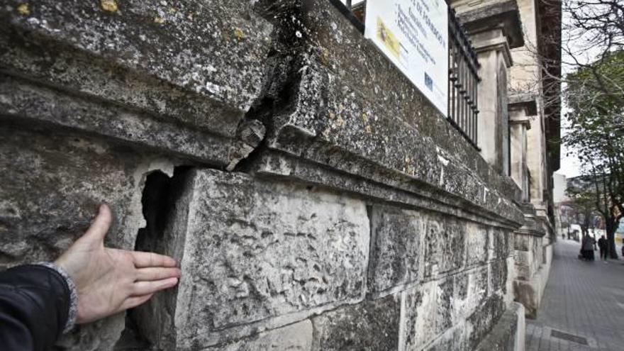 Imagen de la grieta que ha aparecido en el edificio.