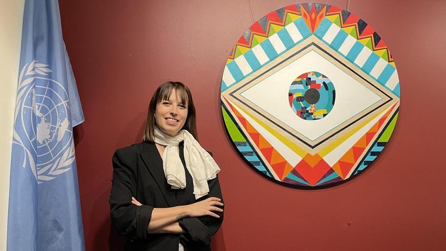 Vanesa Álvarez, ante su obra en el edificio Albano de la ONU en Nueva York.
