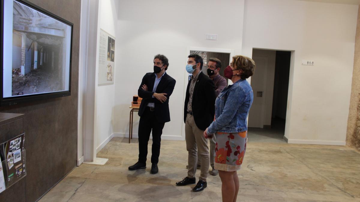 El secretario autonómico de Turisme, Francesc Colomer, visualiza un audiovisual en la Real Fábrica del Conde de Aranda.