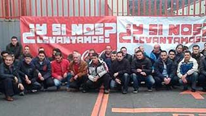 Los trabajadores de Coca-Cola, concentrados esta tarde frente a la planta de Colloto. / J.L.S.