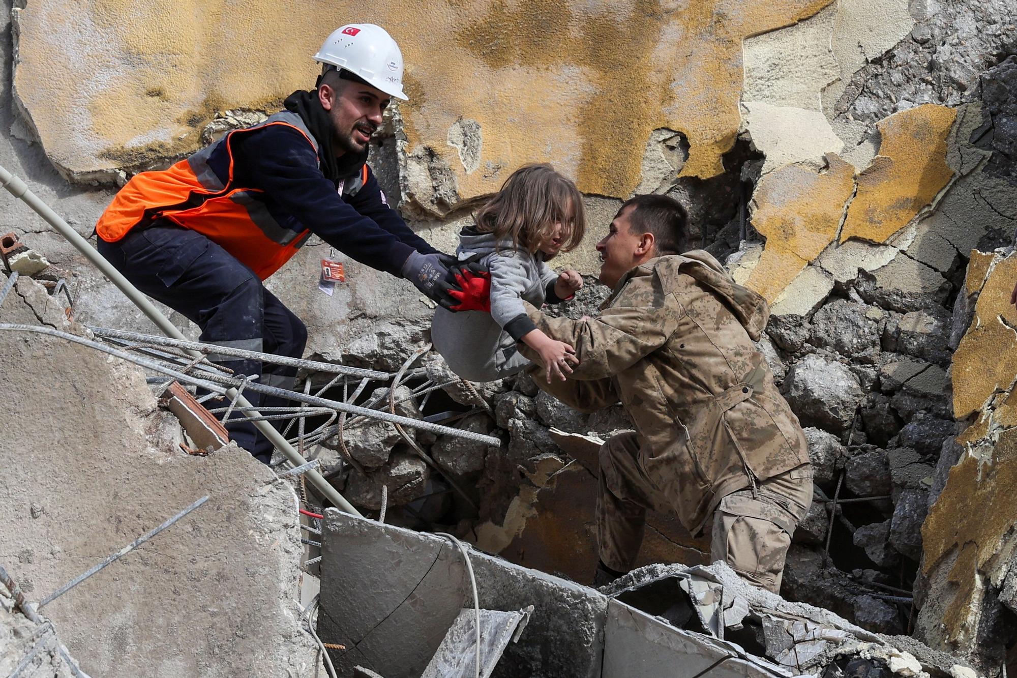 Los equipos de rescate salvan Muhammet Ruzgar, de cinco años, de los escombros de un edificio derrumbado por el terremoto en Hatay (Turquía), el 7 de febrero de 2023.